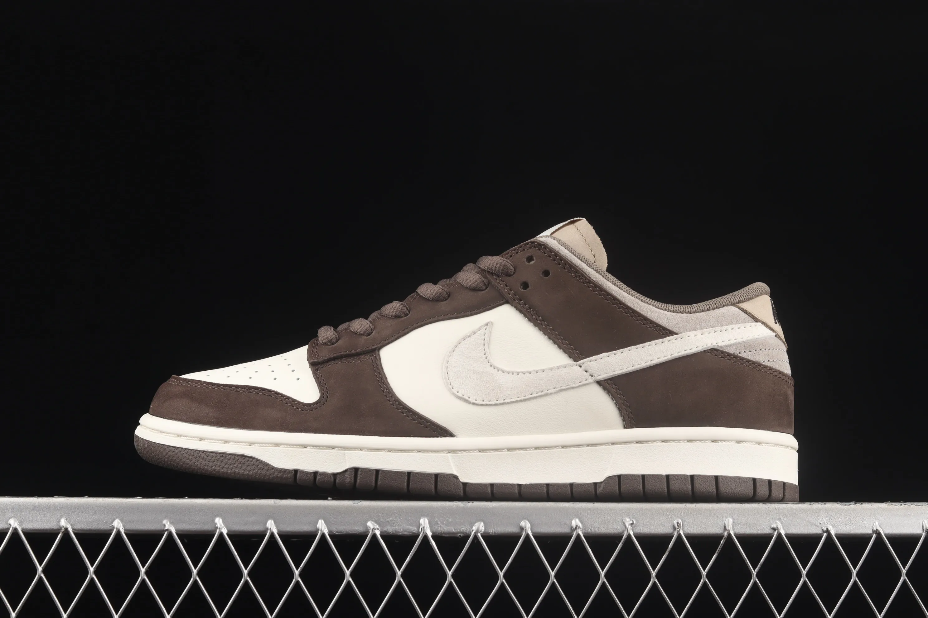 All Categories Nk SB Dunk Series Nk SB Dunk Low Low-top Sneakers Otomo Katsuhiro x NK SB Dunk Low "Steamboy OST" Otomo Katsuhiro co-branded Steamboy Series Gray Brown Mocha SB Smashed Backboard Fashion Casual Sneakers LF0039-001